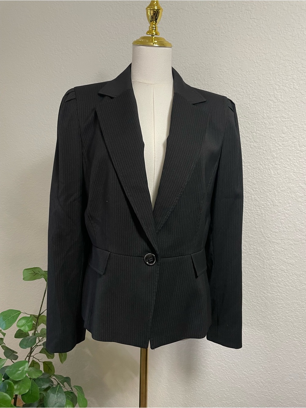 Tahari Arthur S. Levine Black Pinstripe Tailored Blazer Size 10
